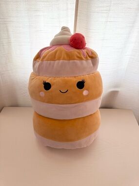 Jumbo Sawtelle Squishmallow 🥞🍓